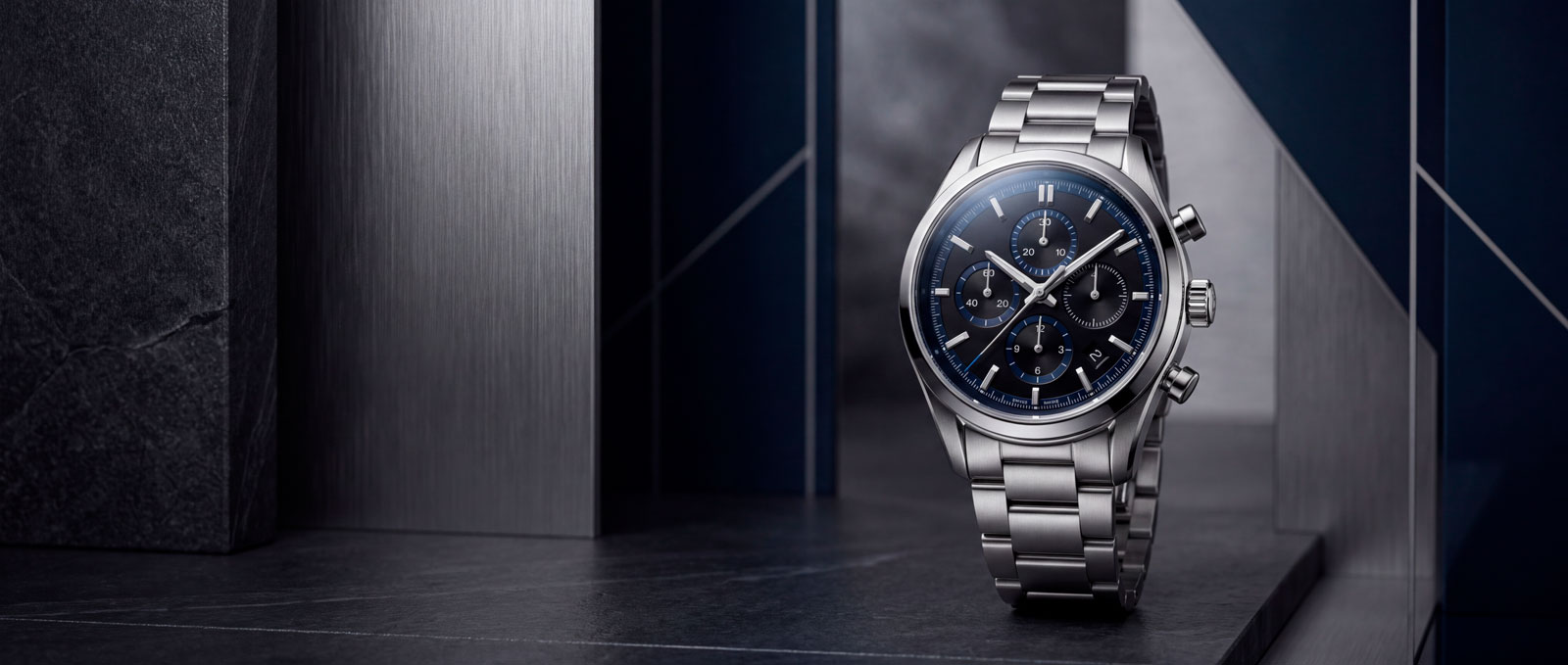 Photographe publicitaire Studio Emergence : chronographe de luxe en acier, bannière panoramique